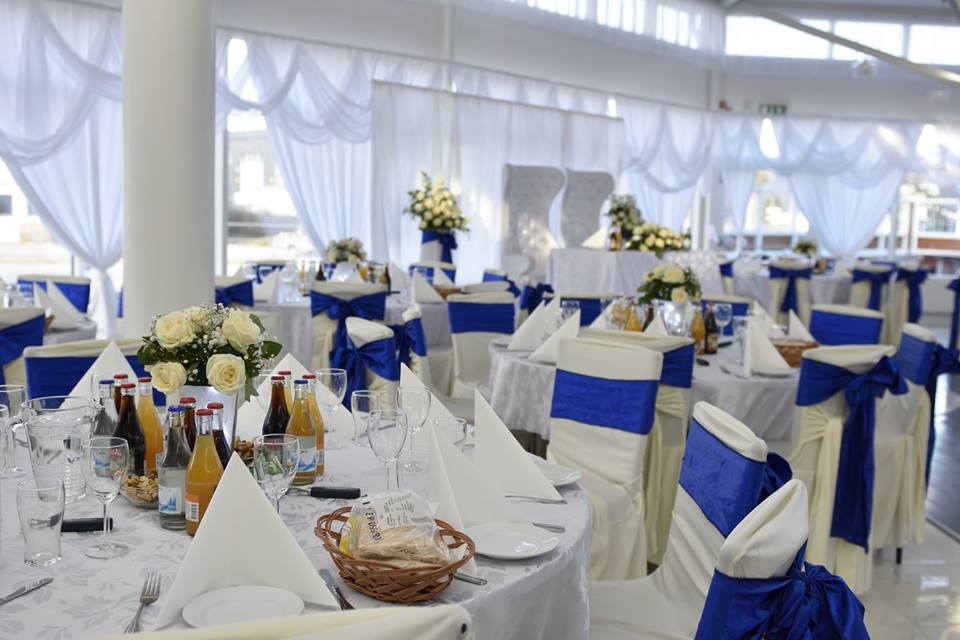 stilren och harmonisk dukning i vitt och kungligt blått