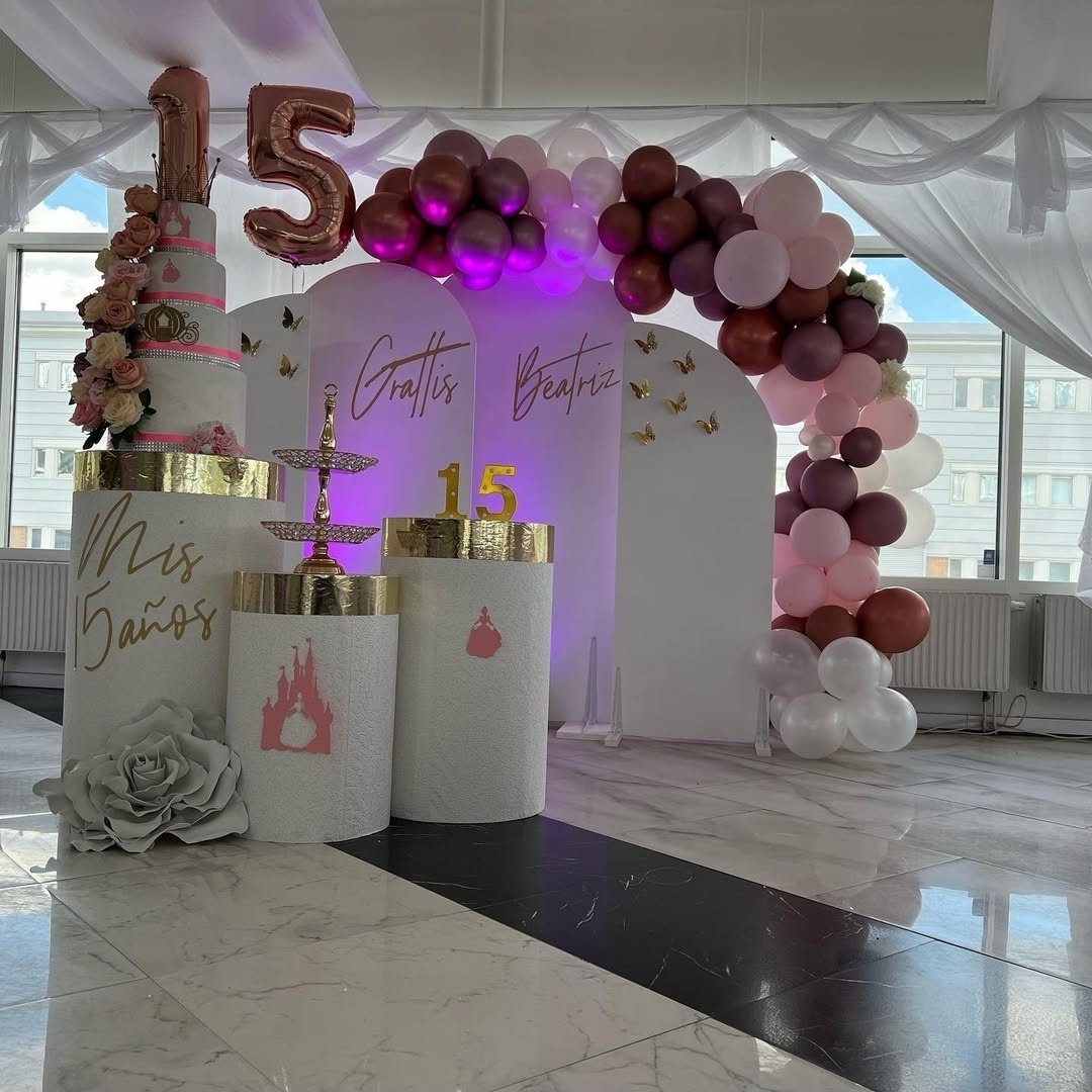 dekoration i rosa, guld och vita toner skapar en magisk inramning.