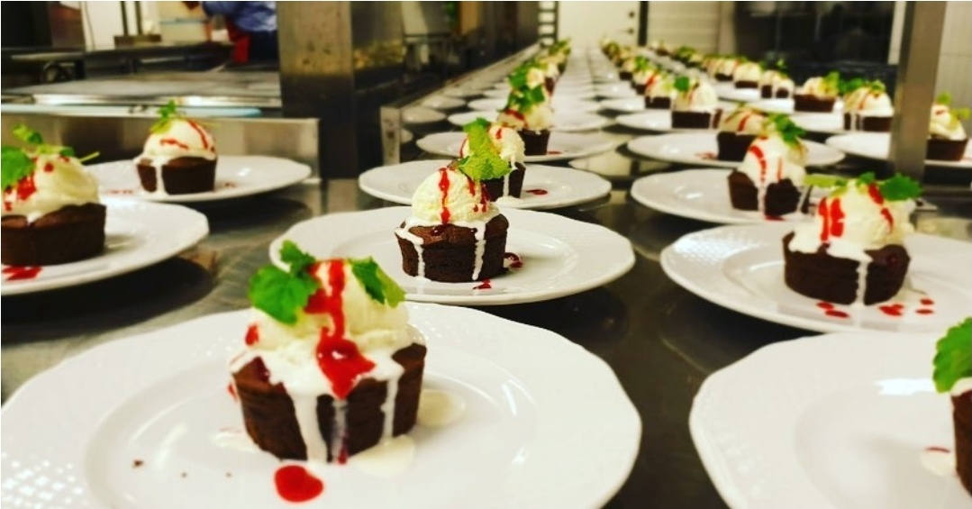 Ljummen chokladbrownie hemagjord vaniljglass och jordgubbstopping med mynta